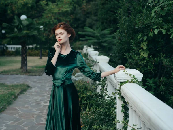 Csinos nő zöld ruha életmód természet — Stock Fotó