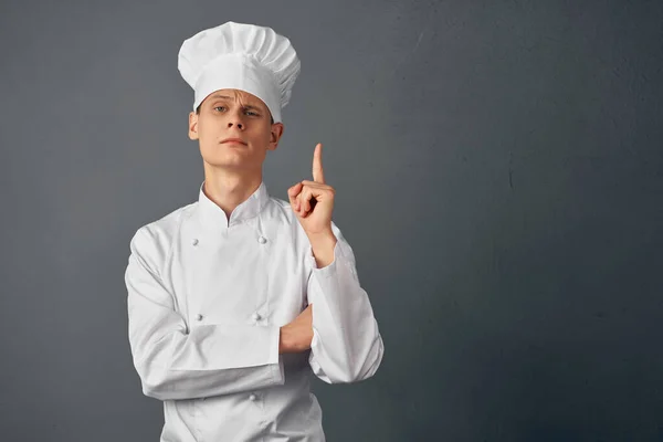 Chef con un berretto sulla testa gesticolando con le mani professione di lavoro — Foto Stock