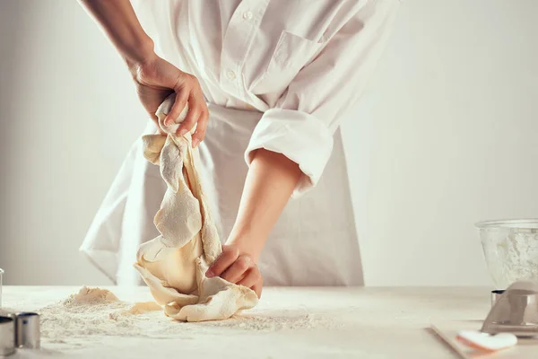 Ugniatanie ciasta mąka gotowanie pieczenie kuchnia gotowanie — Zdjęcie stockowe