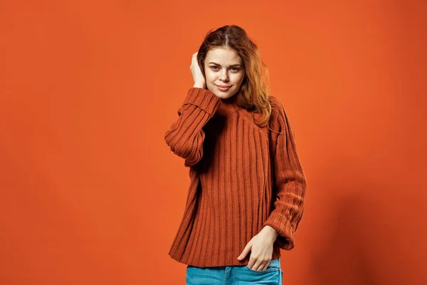 예쁜 여자붉은 머리 스웨터 녹음기 — 스톡 사진
