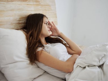 El ele tutuşan kadın yüksek ateşte yatıyor.