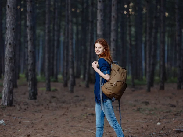 Mujer en el bosque con una mochila de viaje activo paseo de ocio —  Fotos de Stock