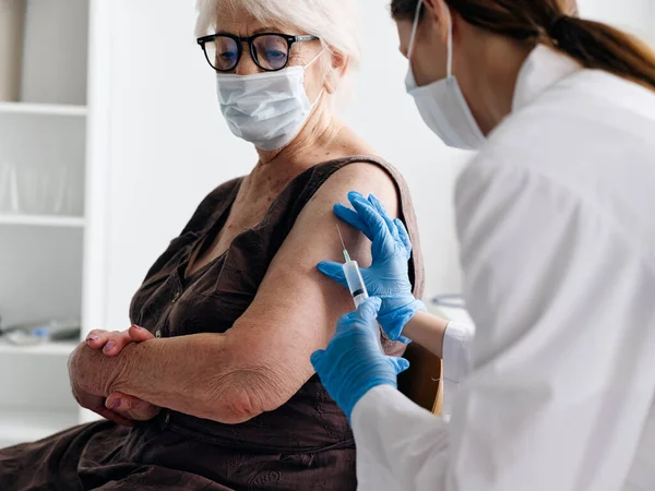 Läkare och patient vaccination covid-19 pass säkerhet — Stockfoto