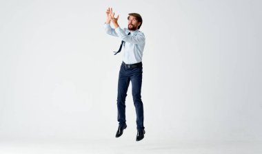 Kravatlı atlayan tişörtlü adam. Yüksek kalite fotoğraf