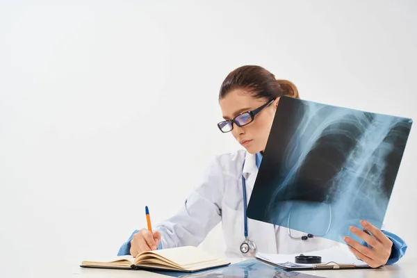 Médico Fêmea Casaco Branco Com Diagnósticos Raios — Fotografia de Stock