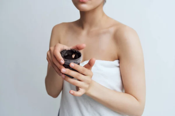 Vrouw Een Handdoek Houdt Huid Crème Haar Handen — Stockfoto