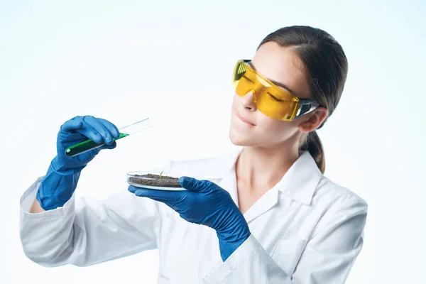 Női laboratóriumi asszisztens kutatás biotechnológiai elemzés tudomány — Stock Fotó