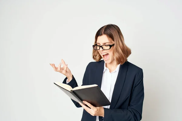 Mujer Negocios Traje Con Gafas Con Bloc Notas — Foto de Stock