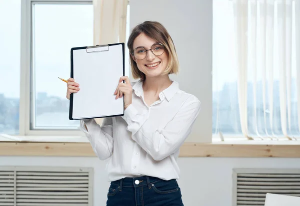 Donna Affari Che Tiene Flipboard Foto Alta Qualità — Foto Stock