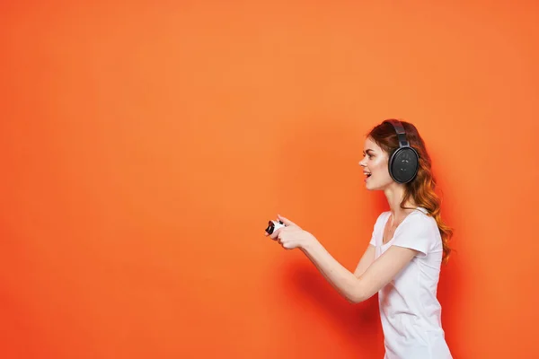 Chica Alegre Una Camiseta Blanca Auriculares Con Joystick —  Fotos de Stock