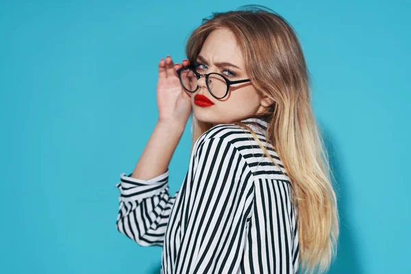 Atractiva Mujer Con Gafas Sobre Fondo Azul Foto Alta Calidad — Foto de Stock