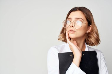 Beyaz gömlekli, belgeli neşeli kadın yönetici. 