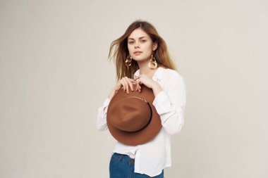 Şapkalı çekici bir kadın. 