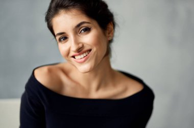 Siyah elbiseli çekici bir kadın.