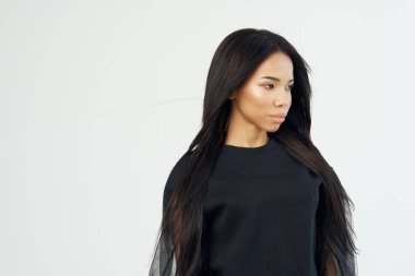 Afrikalı kadın moda saç stili kozmetik poz veriyor.