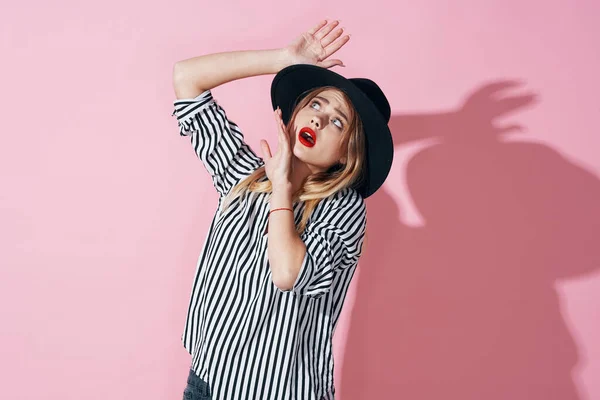 Elegante Donna Cappello Nero Posa Sfondo Rosa Foto Alta Qualità — Foto Stock