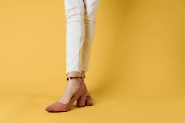 Mujer en zapatos posando moda amarillo fondo glamour — Foto de Stock