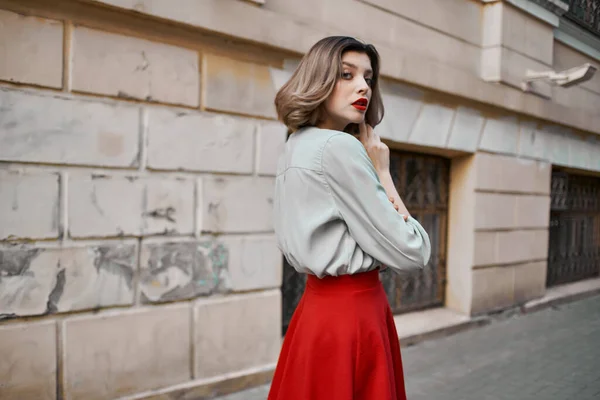 Mujer Caminando Aire Libre Falda Roja — Foto de Stock