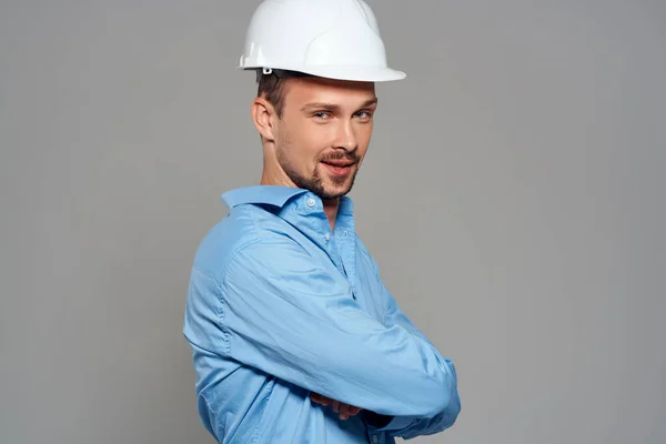 白いヘルメットの感情の労働者の男性エンジニア専門家 — ストック写真