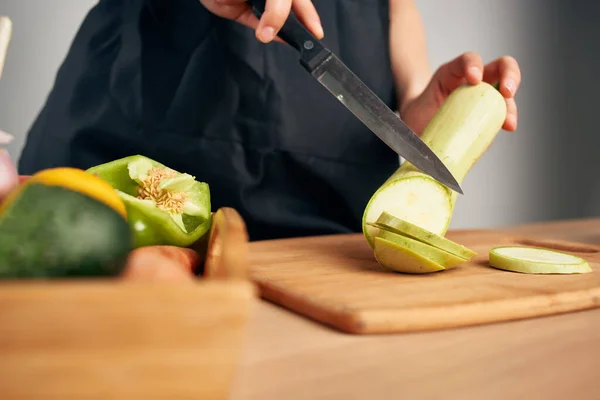 Skivning grönsaker kök matlagning hälsosam mat — Stockfoto