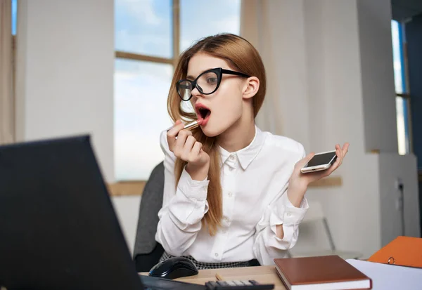 Femme Affaires Bureau Devant Ordinateur Portable Portant Rouge Lèvres — Photo