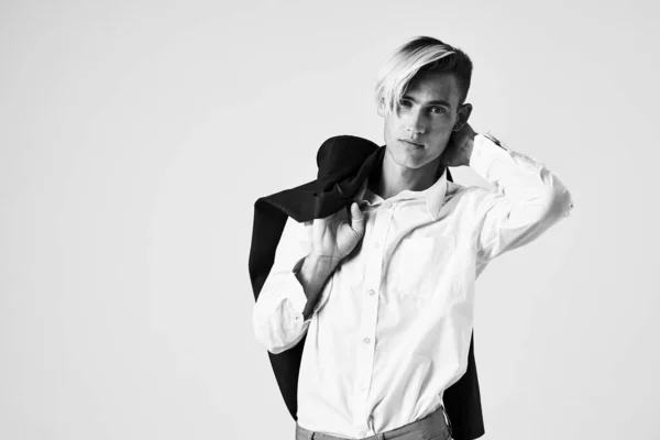 Hombre Con Una Camisa Blanca Con Una Chaqueta Hombro Posando —  Fotos de Stock