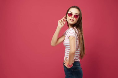 Güzel esmer moda saç stili güneş gözlüğü modern tarz.