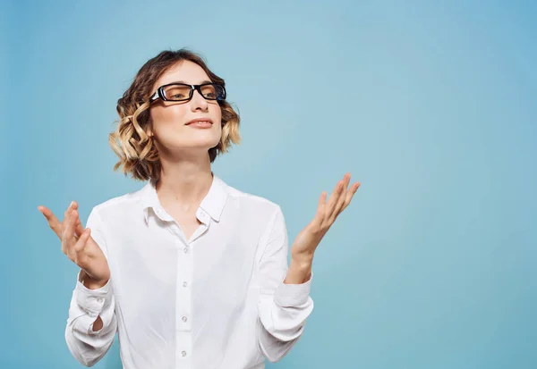 Femme Affaires Portant Des Gestes Lunettes Avec Les Mains Bureau — Photo