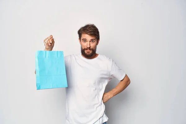 Egy Férfi Kék Csomaggal Kezében Vásárol — Stock Fotó