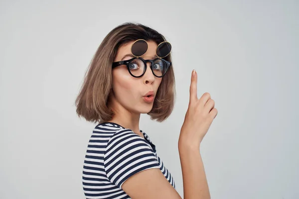 Vrolijke Modieuze Vrouw Gestreept Shirt Met Bril Wijzend — Stockfoto