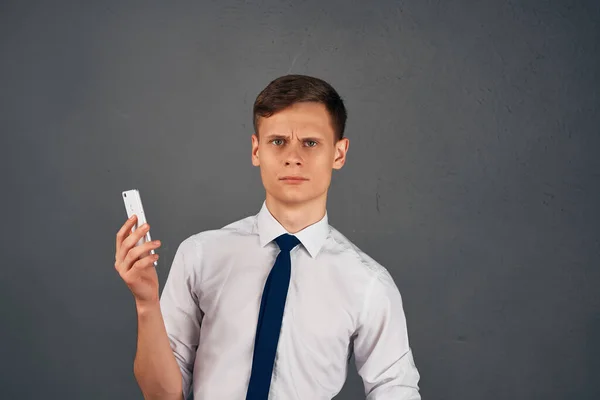 Ein Mann Hemd Mit Krawatte Und Telefon Der Hand — Stockfoto