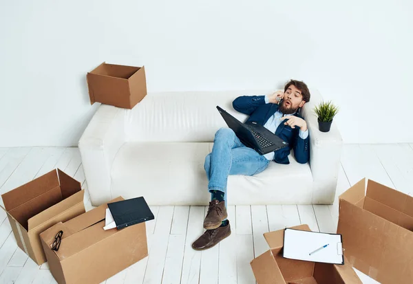 Gerente Con Cajas Nuevo Lugar Trabajo Con Ordenador Portátil — Foto de Stock