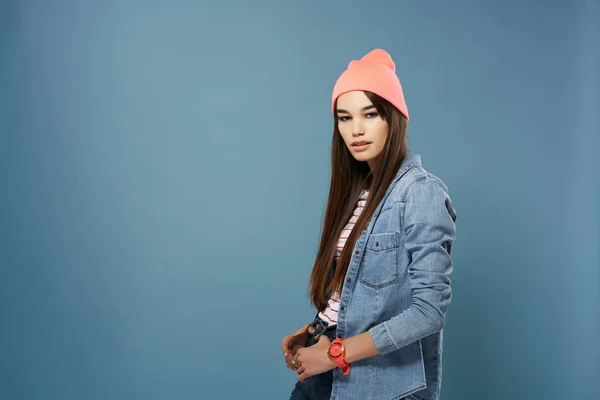 Glad söt kvinna i rosa hatt mode modern stil blå bakgrund — Stockfoto