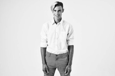 Gömlek ve pantolon giymiş yakışıklı bir adam poz veriyor. Yüksek kalite fotoğraf