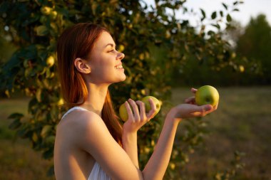 Tarlada elmalı bir kadın 