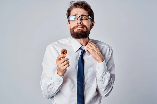 Geschäftsmann Hemd Mit Krawatte Hält Bitcoin Der Hand — Stockfoto