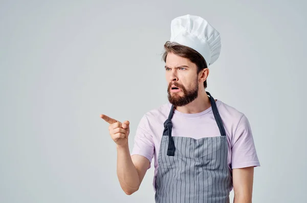Muž Kuchařské Uniformě Ukazuje Světlé Pozadí Kvalitní Fotografie — Stock fotografie