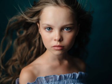 Yakından poz veren şık giyimli güzel bir kız.