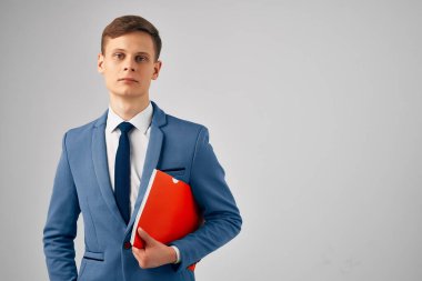 Kırmızı klasörlü takım elbiseli bir adam. Yüksek kalite fotoğraf