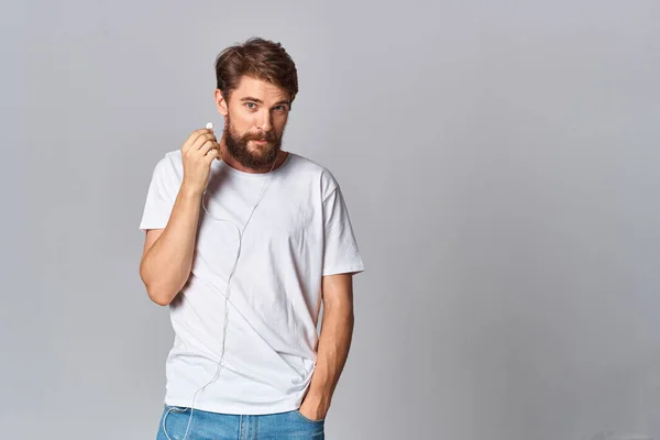 Hombre Camiseta Blanca Con Auriculares Entretenimiento Musical Foto Alta Calidad — Foto de Stock