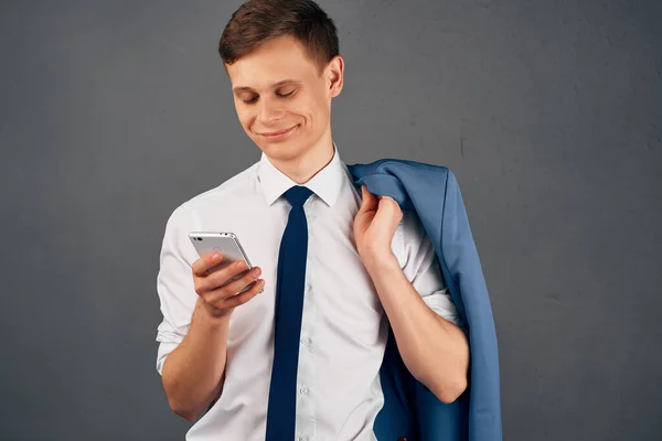 Ein Mann Hemd Mit Handy Der Hand Auf Dunklem Hintergrund — Stockfoto