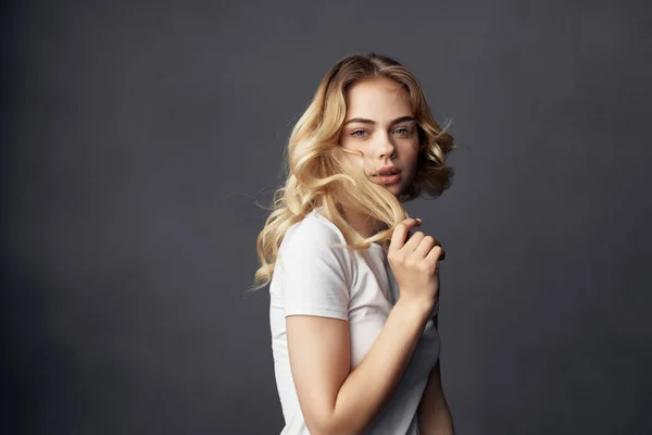 Mujer Con Camiseta Blanca Posando Foto Alta Calidad — Foto de Stock