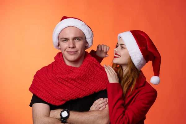 Feliz casal amizade natal decoração diversão vermelho fundo — Fotografia de Stock