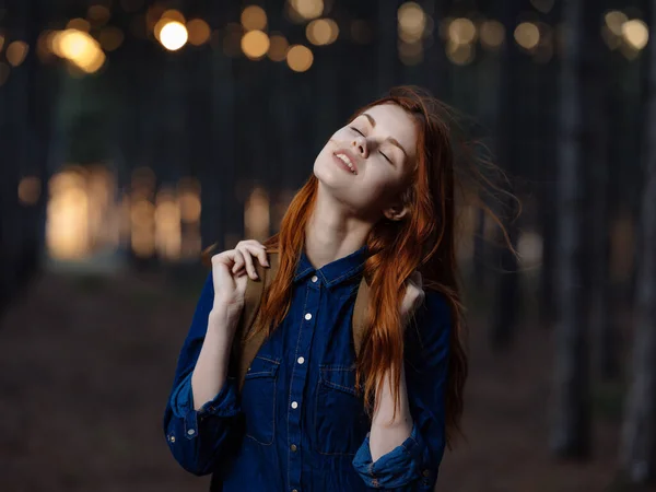 Femme Randonneuse Dans Forêt Liberté Photo Haute Qualité — Photo