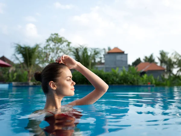 Donna Piscina Sul Paesaggio Estivo Foto Alta Qualità — Foto Stock