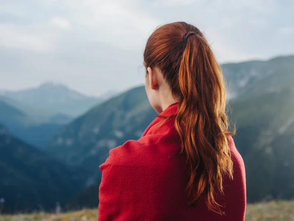 Bella Donna Dai Capelli Rossi Montagna Natura — Foto Stock