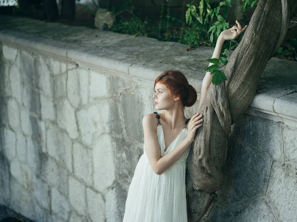 Beyaz Elbiseli Kadın Ağacın Yanında — Stok fotoğraf