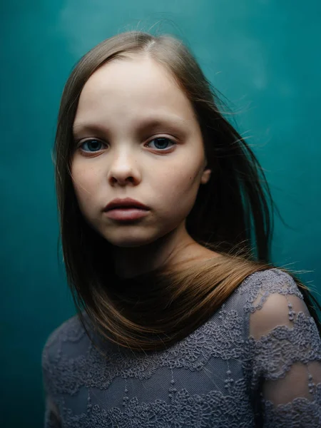 Menina com cabelo longo posando atraente olhar isolado fundo — Fotografia de Stock