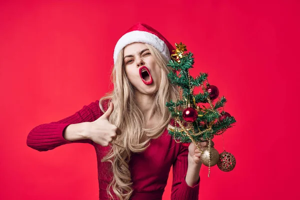Noel Ağacını Süsleyen Duygulu Kadın — Stok fotoğraf