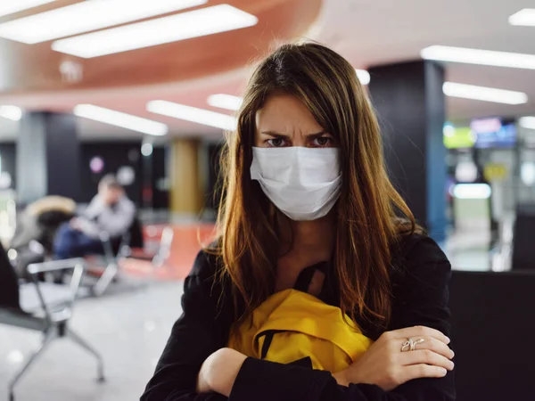 Kobieta Niezadowolonym Wyrazem Twarzy Masce Medycznej Siedzi Lotnisku Wysokiej Jakości — Zdjęcie stockowe